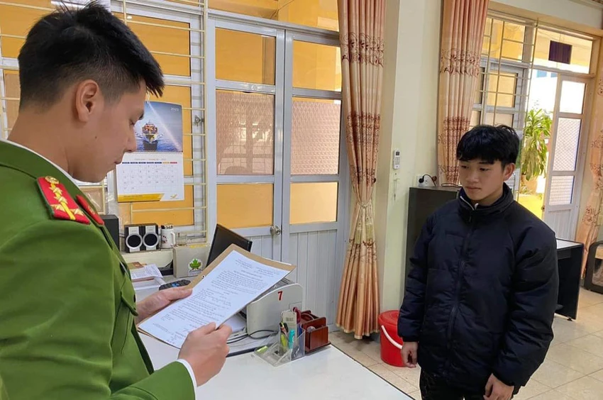 Hoàng Hảo Đông (tay phải) nghe cơ quan công an đọc quyết định khởi tố. Ảnh CACC Hoàng Hảo Đông (tay phải) nghe cơ quan công an đọc quyết định khởi tố. Ảnh CACC