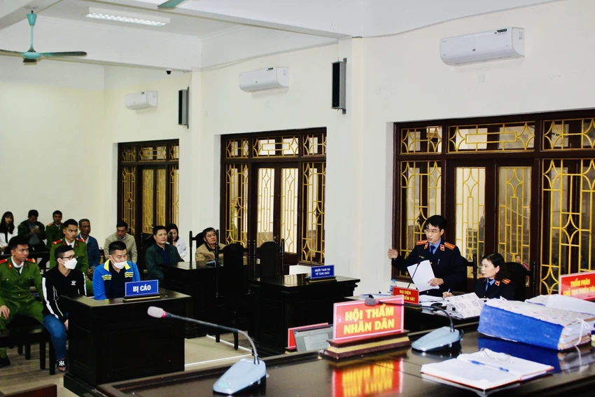 Phiên tòa xét xử bị cáo Nguyễn Văn Diễn và Vũ Đức Tuấn thời điểm năm 2022 về tội vi phạm quy định về khai thác tài nguyên. Ảnh: VKSND tỉnh Hà Nam Phiên tòa xét xử bị cáo Nguyễn Văn Diễn và Vũ Đức Tuấn thời điểm năm 2022 về tội vi phạm quy định về khai thác tài nguyên. Ảnh: VKSND tỉnh Hà Nam