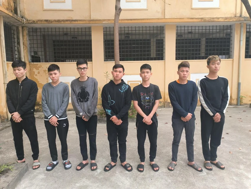 Nhóm thanh niên bị lực lượng chức năng tạm giữ hình sự. Ảnh CTV Nhóm thanh niên bị lực lượng chức năng tạm giữ hình sự. Ảnh CTV