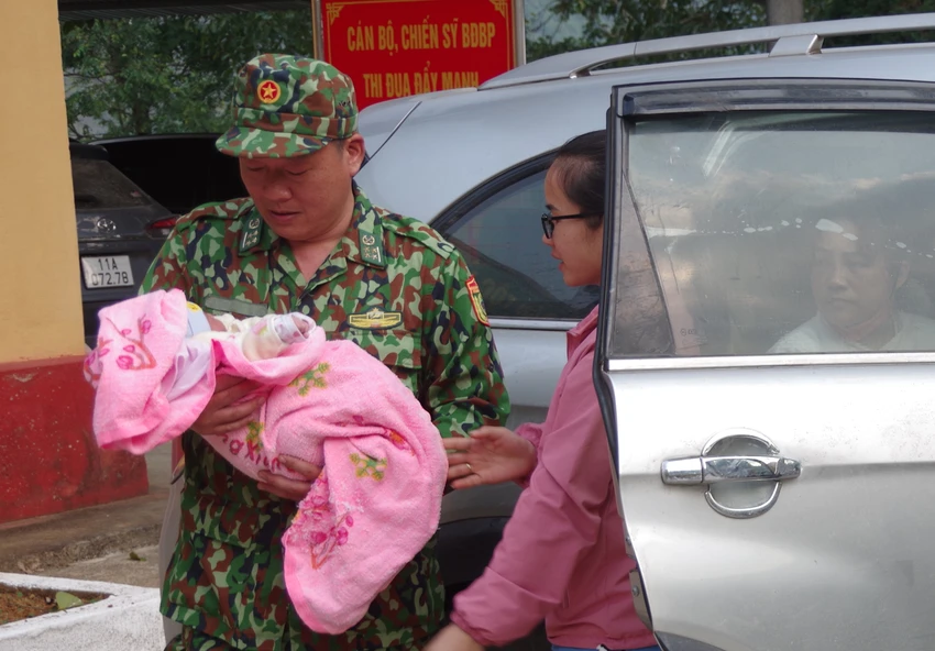 Cán bộ đồn Biên phòng Cần Yên đưa cháu bé về đơn vị để chăm sóc, nuôi dưỡng. Ảnh: BĐBP cung cấp.