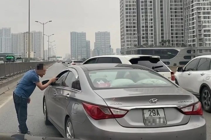 Tài xế xe Porsche liên tục chửi bới tài xế xe Hyundai trên đường Vành đai 3 trên cao. Ảnh cắt từ clip
