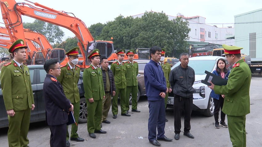 Cơ quan chức năng đọc lệnh bắt lãnh đạo, nhân viên Trung tâm đăng kiểm 29-07D. Ảnh: CACC Cơ quan chức năng đọc lệnh bắt lãnh đạo, nhân viên Trung tâm đăng kiểm 29-07D. Ảnh: CACC
