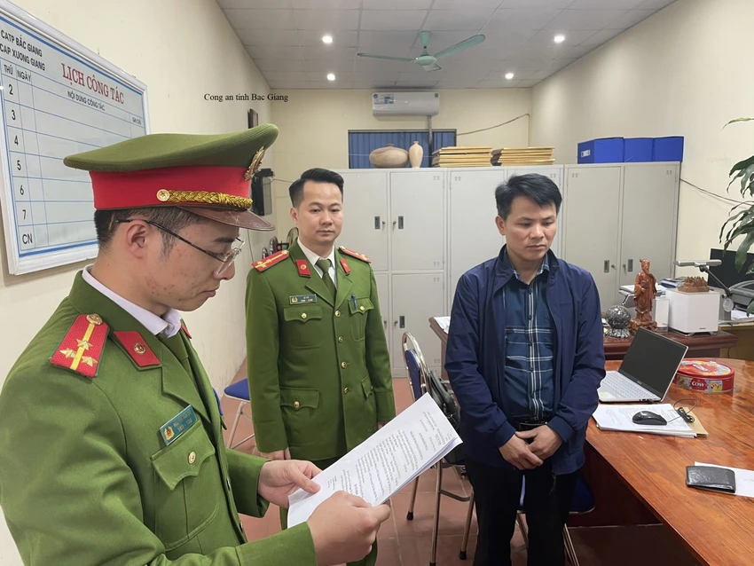 Cơ quan CSĐT Công an tỉnh Bắc Giang thực hiện các thủ tục tố tụng đối với bị can Hà Ngọc Tú. Ảnh CACC Cơ quan CSĐT Công an tỉnh Bắc Giang thực hiện các thủ tục tố tụng đối với bị can Hà Ngọc Tú. Ảnh CACC