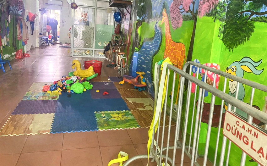Theo ghi nhận, điểm trông giữ rộng khoảng 80 m2, được chia làm 3 khu vực, gồm khu vui chơi, khu ngủ và khu nấu ăn. Theo ghi nhận, điểm trông giữ rộng khoảng 80 m2, được chia làm 3 khu vực, gồm khu vui chơi, khu ngủ và khu nấu ăn.