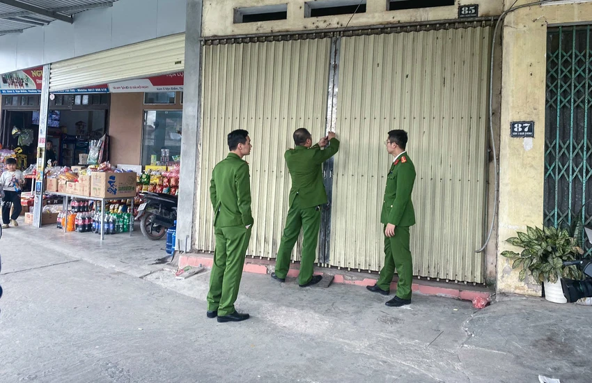 Đây là cơ sở trông giữ trẻ nơi bé trai 17 tháng tuổi, bị hai bảo mẫu bạo hành dẫn đến tử vong ở xã Vạn Điểm, Thường Tín, TP Hà Nội. Đây là cơ sở trông giữ trẻ nơi bé trai 17 tháng tuổi, bị hai bảo mẫu bạo hành dẫn đến tử vong ở xã Vạn Điểm, Thường Tín, TP Hà Nội.