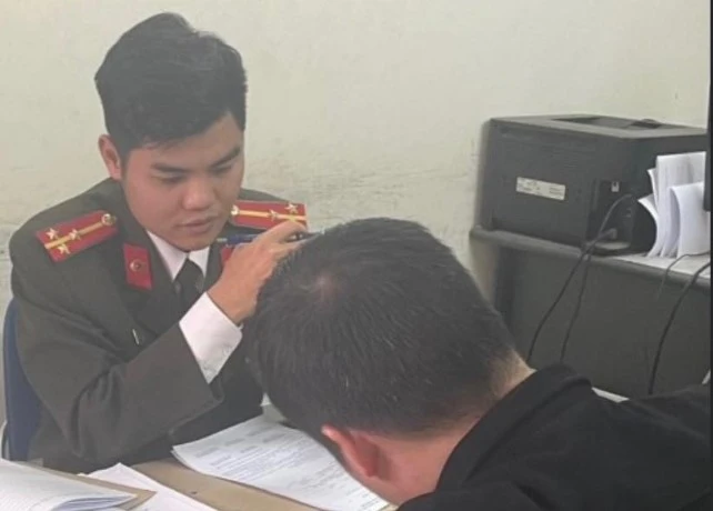 Ông T làm việc tại cơ quan công an. Ảnh CACC Ông T làm việc tại cơ quan công an. Ảnh CACC