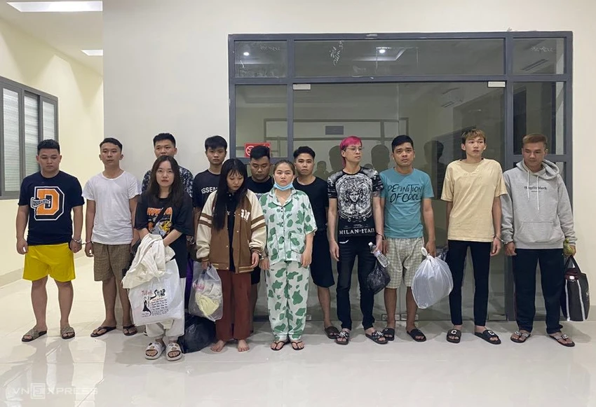 Nhóm người trên sử dụng công nghệ cao để lừa đảo qua không gian mạng. Ảnh: CA Nhóm người trên sử dụng công nghệ cao để lừa đảo qua không gian mạng. Ảnh: CA