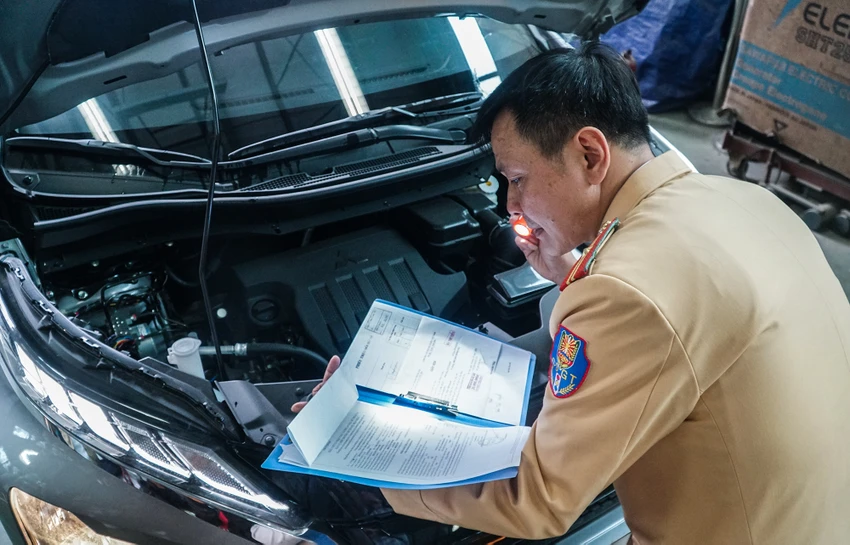 Hình ảnh CSGT hỗ trợ hoạt động đăng kiểm tại một trung tâm đăng kiểm vào chiều 11-3 ở Hà Nội. Ảnh PHI HÙNG Hình ảnh CSGT hỗ trợ hoạt động đăng kiểm tại một trung tâm đăng kiểm vào chiều 11-3 ở Hà Nội. Ảnh PHI HÙNG