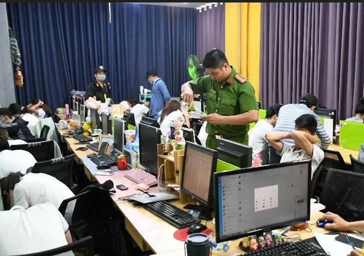 Hình ảnh cơ quan công an khám xét trụ sở Công ty Luật Pháp Việt hồi tháng 2. Ảnh: CACC Hình ảnh cơ quan công an khám xét trụ sở Công ty Luật Pháp Việt hồi tháng 2. Ảnh: CACC