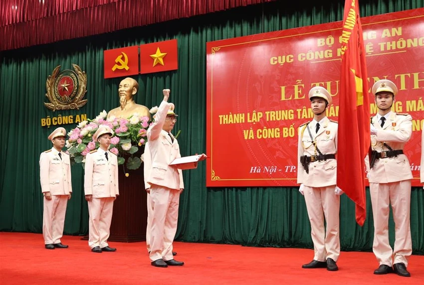 Đại tá Đào Anh Sơn, Giám đốc Trung tâm Giám sát mạng máy tính Bộ Công an thay mặt Ban Giám đốc Trung tâm thực hiện nghi thức tuyên thệ. Ảnh: BCA Đại tá Đào Anh Sơn, Giám đốc Trung tâm Giám sát mạng máy tính Bộ Công an thay mặt Ban Giám đốc Trung tâm thực hiện nghi thức tuyên thệ. Ảnh: BCA