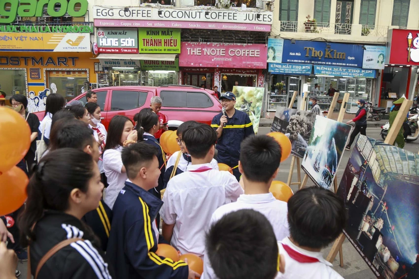 Những bức tranh được trưng bày tuyên truyền người người dân, học sinh hiểu hơn về nghề cứu hỏa và những nguy hiểm khi có hỏa hoạn, từ đó nâng cao ý thức của mọi gia đình. Ảnh CACC Những bức tranh được trưng bày tuyên truyền người người dân, học sinh hiểu hơn về nghề cứu hỏa và những nguy hiểm khi có hỏa hoạn, từ đó nâng cao ý thức của mọi gia đình. Ảnh CACC
