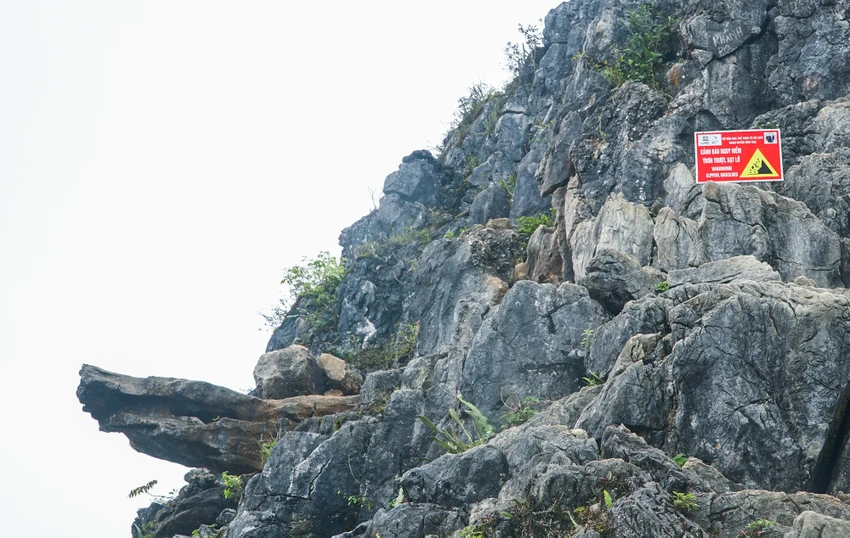 Mỏm đá "sống ảo" ở Hà Giang, dù đã được chính quyền cắm biển cảnh báo nguy hiểm, nhưng không ít người vẫn muốn trải nghiệm. Ảnh PHI HÙNG