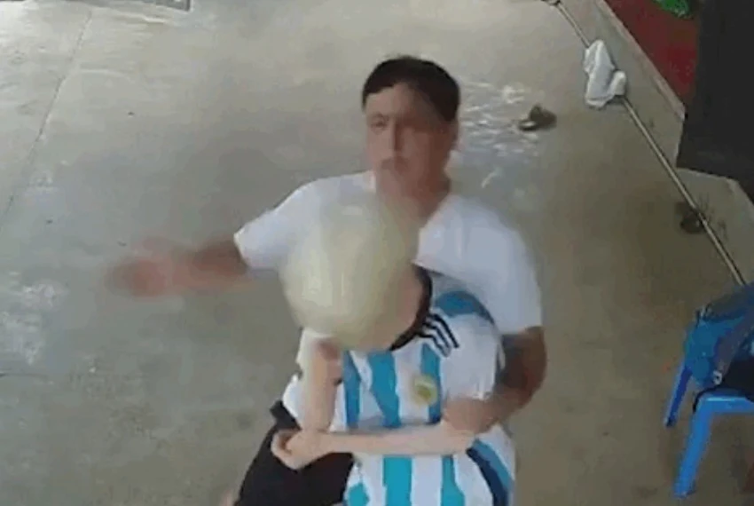 Hình ảnh bé trai bị người đàn ông hành hung. Ảnh cắt từ clip Hình ảnh bé trai bị người đàn ông hành hung. Ảnh cắt từ clip