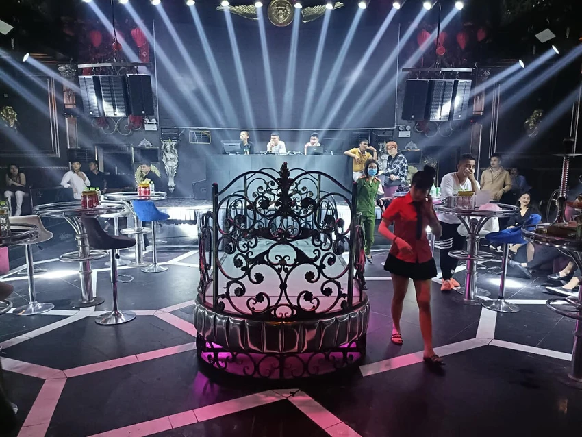 Quán Monaco Lounge tại thời điểm công an kiểm tra. Ảnh CACC Quán Monaco Lounge tại thời điểm công an kiểm tra. Ảnh CACC