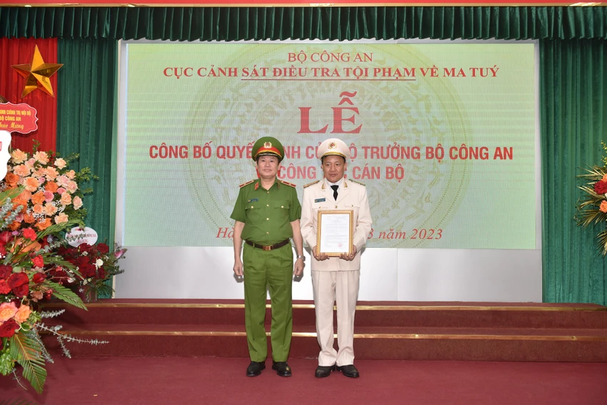 Thừa ủy quyền của lãnh đạo Bộ Công an, Thiếu tướng Nguyễn Văn Viện trao quyết định điều động Đại tá Nguyễn Ngọc Quang. Ảnh BCA Thừa ủy quyền của lãnh đạo Bộ Công an, Thiếu tướng Nguyễn Văn Viện trao quyết định điều động Đại tá Nguyễn Ngọc Quang. Ảnh BCA