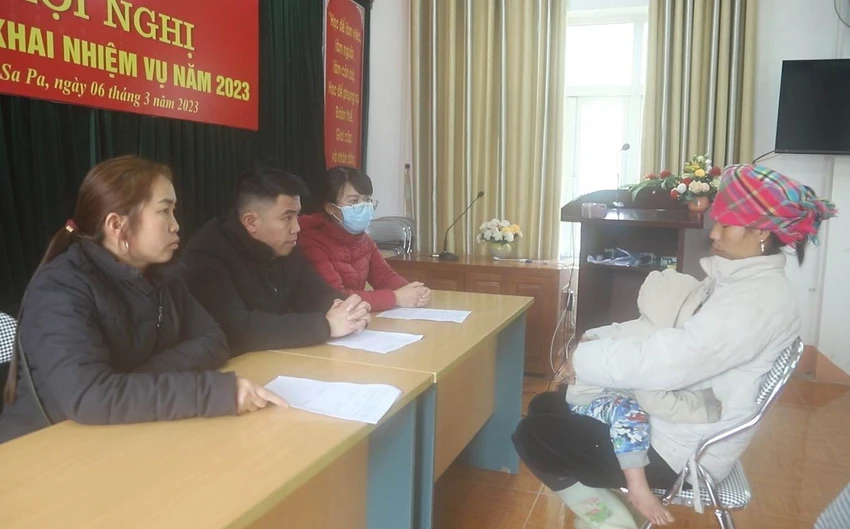 LTM (tay phải) làm việc với cơ quan chức năng. Ảnh CTV
