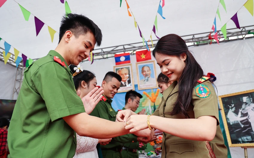 Đặc biệt tại hội trại truyền thống lần này, có sự tham dự của các sinh viên quốc tế đến từ Lào và Campuchia đang học tập tại trường. Trong ảnh là hoạt động tái hiện phong tục buộc chỉ cổ tay của người dân Lào.
