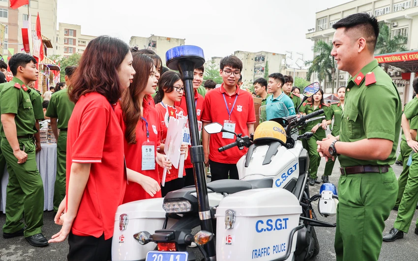Nhiều gian trại thu hút sự chú ý của đông đảo người tham quan khi trưng bày những phương tiện, dụng cụ chuyên ngành, mang đặc trưng riêng như: Dàn xe mô tô của khoa Cảnh sát giao thông, những bộ trang phục truyền thống các nước trên thế giới của khoa Ngoại ngữ, dàn công cụ hỗ trợ của khoa Cảnh sát Vũ trang,…