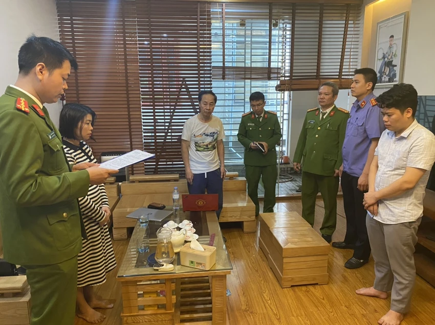 Cơ quan CSĐT Công an tỉnh Bắc Giang thực hiện các thủ tục tố tụng đối với bị can Hoàng Văn Quý (đứng ngoài cùng bên phải). Ảnh CACC Cơ quan CSĐT Công an tỉnh Bắc Giang thực hiện các thủ tục tố tụng đối với bị can Hoàng Văn Quý (đứng ngoài cùng bên phải). Ảnh CACC