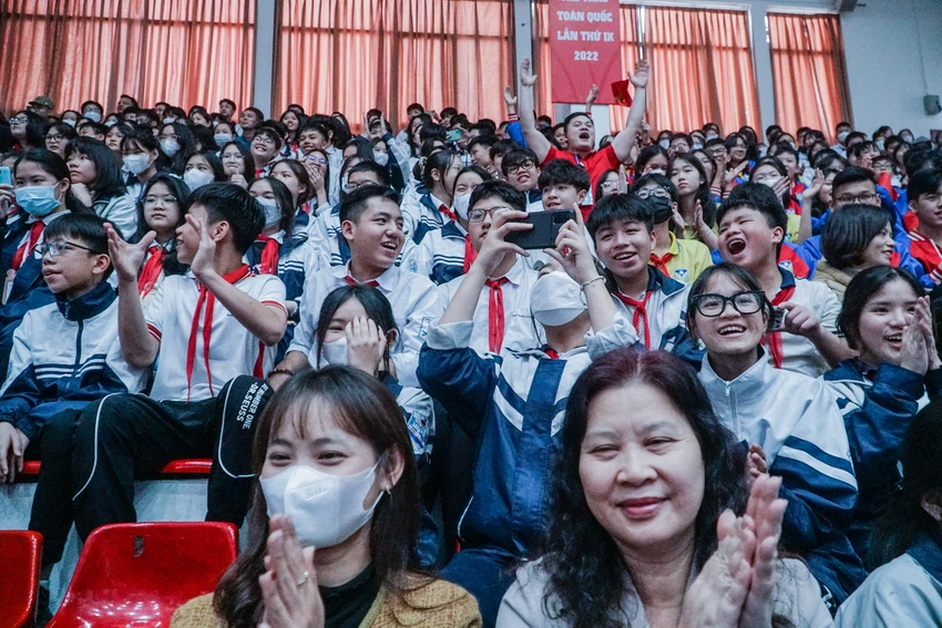 Chương trình thu hút đông đảo các em học sinh đến từ nhiều trường trên địa bàn quận. Ảnh: PHI HÙNG Chương trình thu hút đông đảo các em học sinh đến từ nhiều trường trên địa bàn quận. Ảnh: PHI HÙNG