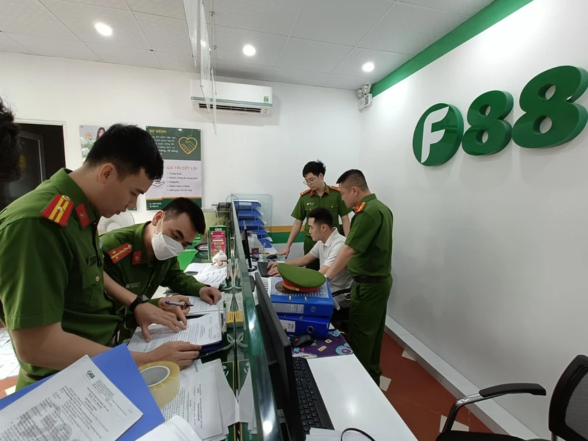 Tổ công tác Công an tỉnh Bắc Giang kiểm tra hành chính tại F88 trên đường Lê Lợi, TP Bắc Giang. Ảnh CACC Tổ công tác Công an tỉnh Bắc Giang kiểm tra hành chính tại F88 trên đường Lê Lợi, TP Bắc Giang. Ảnh CACC