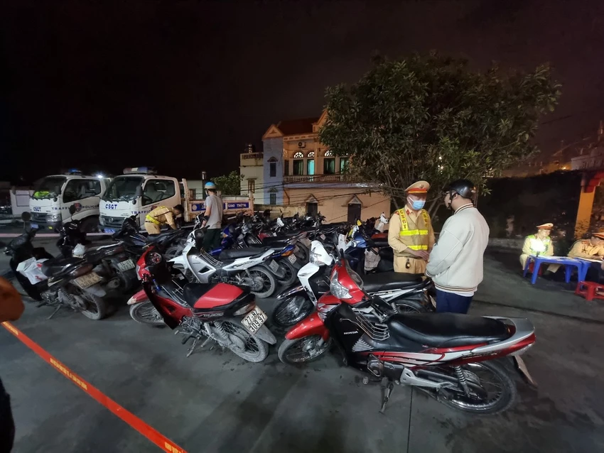 Nhiều người đi xe máy vẫn chủ quan, chưa nghiêm túc chấp hành việc không uống rượu bia khi tham gia giao thông. Ảnh CA