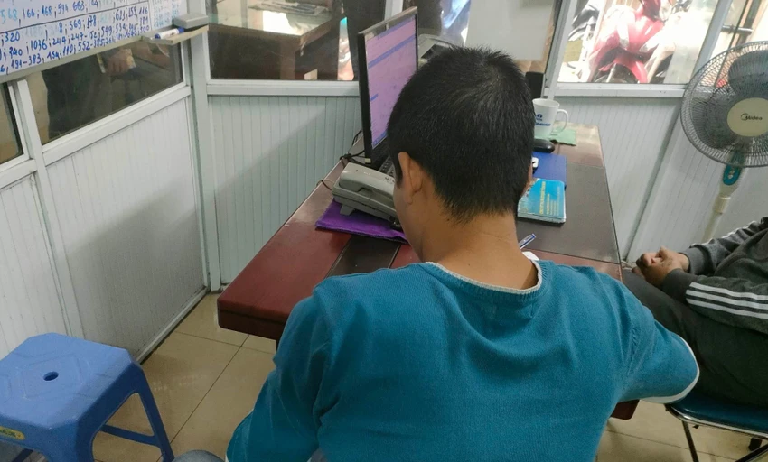 Tài xế viết tường trình sự việc. Ảnh CTV Tài xế viết tường trình sự việc. Ảnh CTV