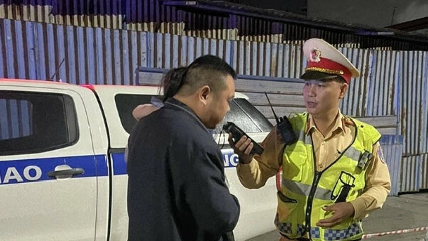 Tài xế mang quốc tịch Trung Quốc không có giấy phép lái xe, vi phạm nồng độ cồn. Ảnh: CA Tài xế mang quốc tịch Trung Quốc không có giấy phép lái xe, vi phạm nồng độ cồn. Ảnh: CA