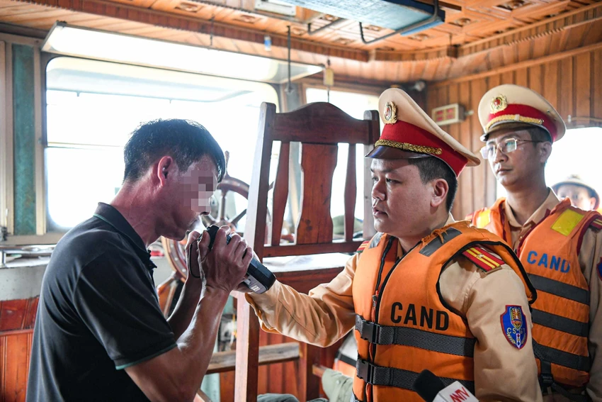 Thời điểm CSGT kiểm tra nồng độ cồn của lái tàu. Ảnh CA Thời điểm CSGT kiểm tra nồng độ cồn của lái tàu. Ảnh CA