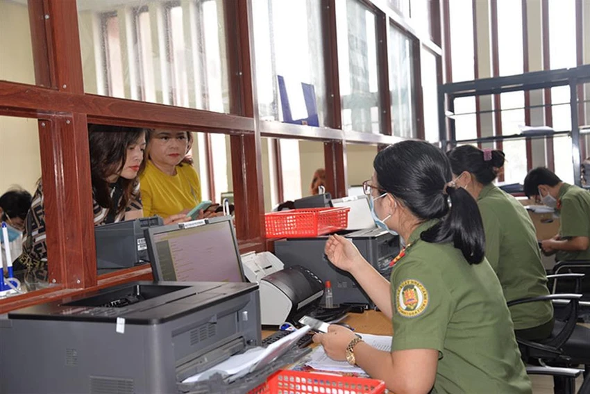 Người dân đang được hướng dẫn sử dụng dịch vụ công trực tuyến qua điện thoại thông minh để nộp hồ sơ xin cấp hộ chiếu phổ thông. Ảnh: BCA Người dân đang được hướng dẫn sử dụng dịch vụ công trực tuyến qua điện thoại thông minh để nộp hồ sơ xin cấp hộ chiếu phổ thông. Ảnh: BCA