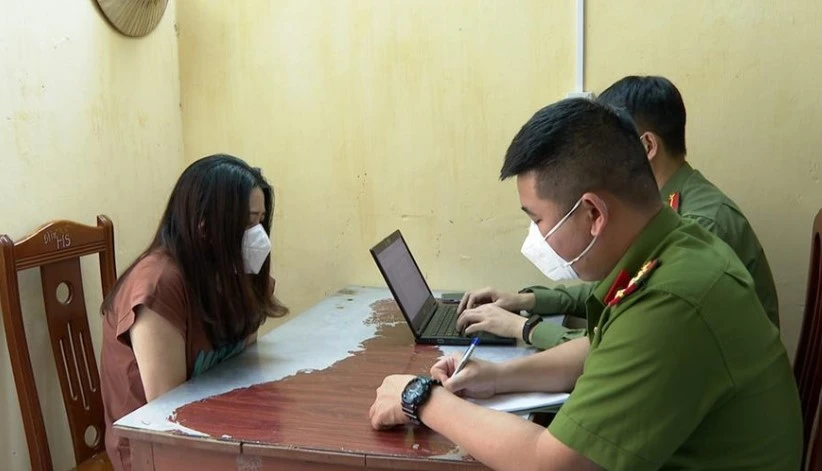 H cầm đầu đường dây tổ chức đánh bạc và đánh bạc, tại cơ quan công an. Ảnh: CTV H cầm đầu đường dây tổ chức đánh bạc và đánh bạc, tại cơ quan công an