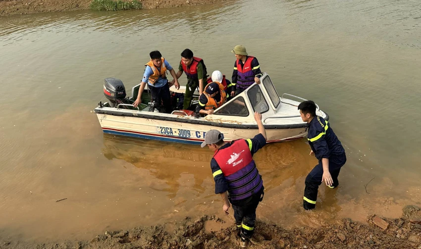 Lực lượng chức năng vẫn đang nỗ lực tìm kiếm các nạn nhân. Ảnh CTV