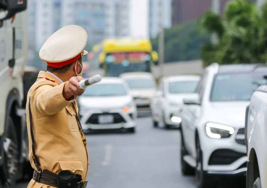 Việc phân luồng giao thông để chủ động đảm bảo TTATGT, phòng ngừa và giải quyết ùn tắc. Ảnh CA Việc phân luồng giao thông để chủ động đảm bảo TTATGT, phòng ngừa và giải quyết ùn tắc. Ảnh CA