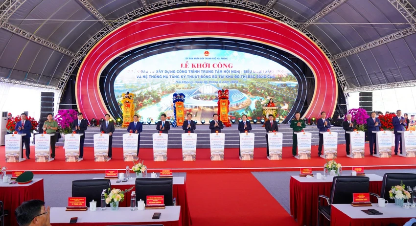 Các đại biểu nhấn nút khởi công dự án. Ảnh: HẢI PHONG Các đại biểu nhấn nút khởi công dự án. Ảnh: HẢI PHONG