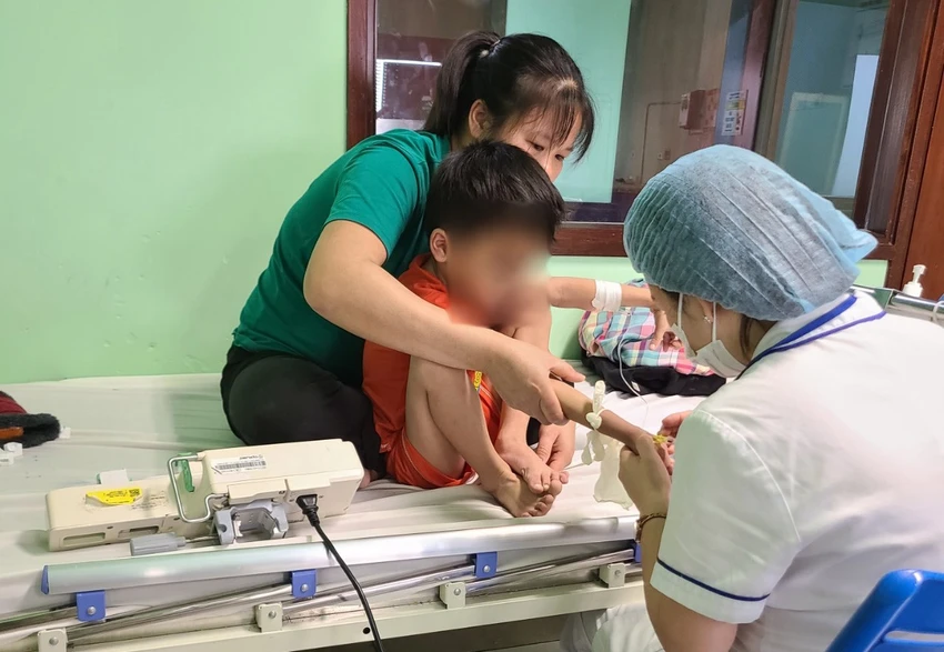 Bệnh viện trở thành “ngôi nhà thứ 2” của mẹ con chị Nụ. Ảnh: NCCC Bệnh viện trở thành “ngôi nhà thứ 2” của mẹ con chị Nụ. Ảnh: NCCC