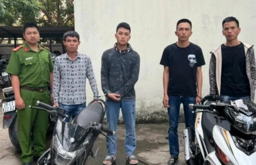 Nhóm thanh niên tại cơ quan công an. Ảnh CA Nhóm thanh niên tại cơ quan công an. Ảnh CA