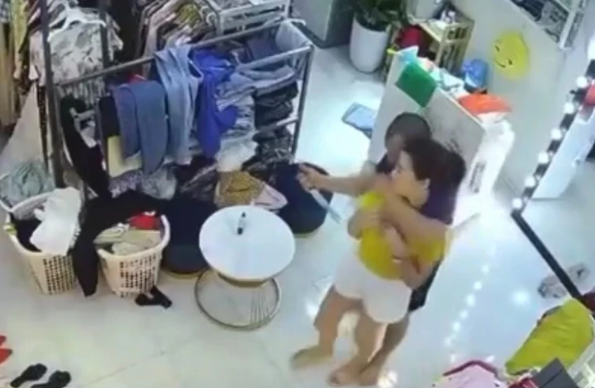 Hình ảnh người đàn ông cầm dao uy hiếp cô gái. Ảnh cắt từ clip