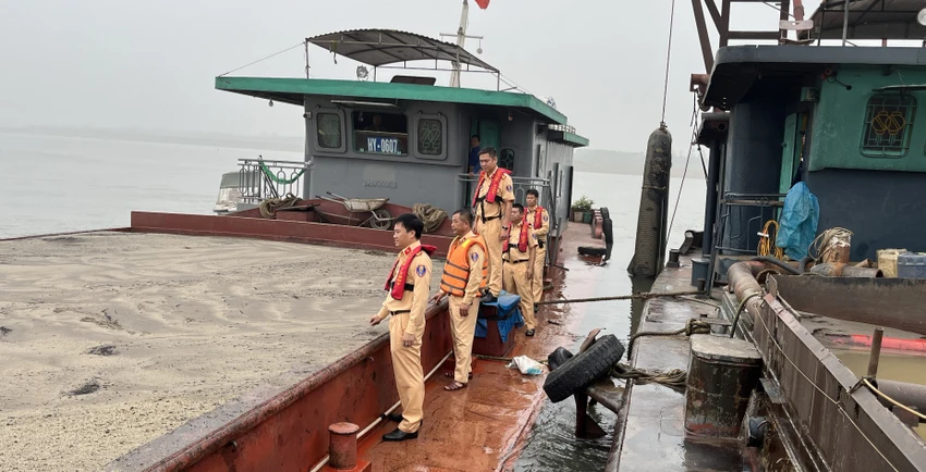 Cán bộ Thủy đoàn I kiểm tra phương tiện vi phạm vào sáng cùng ngày. Ảnh CA