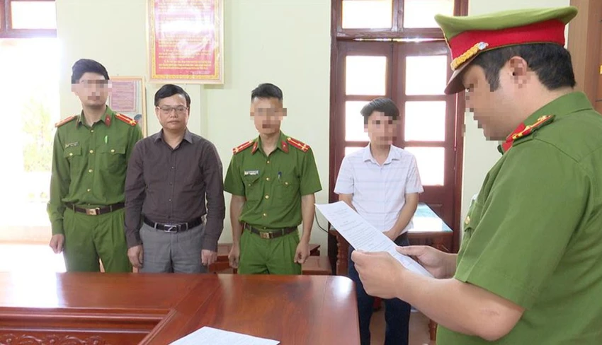 Ông Nguyễn Thanh Trì (thứ hai từ trái qua). Ảnh: CA Ông Nguyễn Thanh Trì (thứ hai từ trái qua). Ảnh: CA
