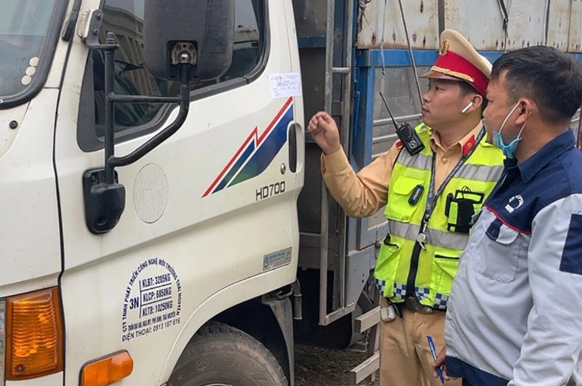 Lực lượng CSGT đã tiến hành lập biên bản, tạm giữ phương tiện của tài xế T. Ảnh: CA Lực lượng CSGT đã tiến hành lập biên bản, tạm giữ phương tiện của tài xế T. Ảnh: CA