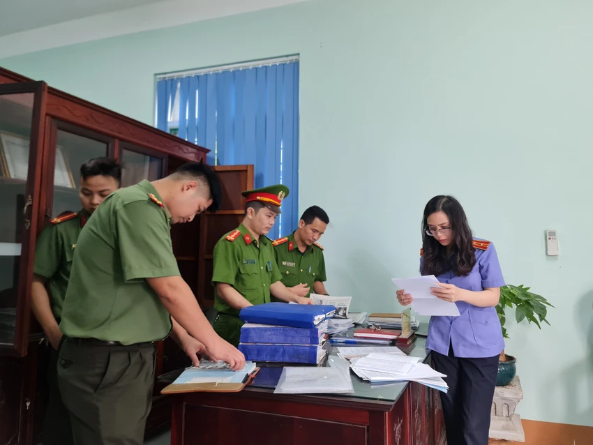 Kiểm sát viên tham gia khám xét nơi làm việc của bị can. Ảnh VKS Kiểm sát viên tham gia khám xét nơi làm việc của bị can. Ảnh VKS