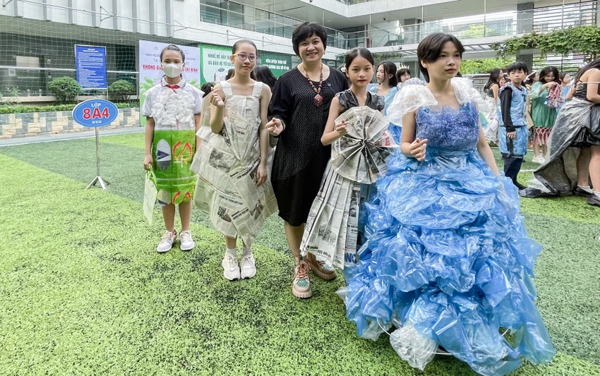 Cô Nguyễn Thị Kim Anh, Giáo viên dạy bộ môn Mỹ thuật chia sẻ: "Nhằm tạo sân chơi sau mỗi giờ mệt mỏi, áp lực, là một giáo viên mỹ thuật tôi mong muốn các em có không gian học tập nhóm để gắn tình đoàn kết. Mặt khác để bảo vệ môi trường, tôi đã lên ý tưởng ra đề tài sử dụng các đồ vật tái chế để học sinh thỏa sức sáng tạo ra các bộ trang phục đẹp nhất. Cùng đó, lan tỏa những việc ý nghĩa để môi trường ngày càng sạch, đẹp hơn". Cô Nguyễn Thị Kim Anh, Giáo viên dạy bộ môn Mỹ thuật chia sẻ: "Nhằm tạo sân chơi sau mỗi giờ mệt mỏi, áp lực, là một giáo viên mỹ thuật tôi mong muốn các em có không gian học tập nhóm để gắn tình đoàn kết. Mặt khác để bảo vệ môi trường, tôi đã lên ý tưởng ra đề tài sử dụng các đồ vật tái chế để học sinh thỏa sức sáng tạo ra các bộ trang phục đẹp nhất. Cùng đó, lan tỏa những việc ý nghĩa để môi trường ngày càng sạch, đẹp hơn".