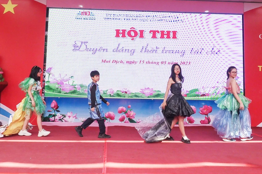 Ngày 15-5, để nâng cao và lan tỏa ý thức bảo vệ môi trường của học sinh, bộ môn Mĩ thuật kết hợp Thư viện của Trường THCS Mai Dịch, quận Cầu Giấy, TP Hà Nội đã tổ chức Hội thi “Duyên dáng thời trang tái chế”. Ngày 15-5, để nâng cao và lan tỏa ý thức bảo vệ môi trường của học sinh, bộ môn Mĩ thuật kết hợp Thư viện của Trường THCS Mai Dịch, quận Cầu Giấy, TP Hà Nội đã tổ chức Hội thi “Duyên dáng thời trang tái chế”.