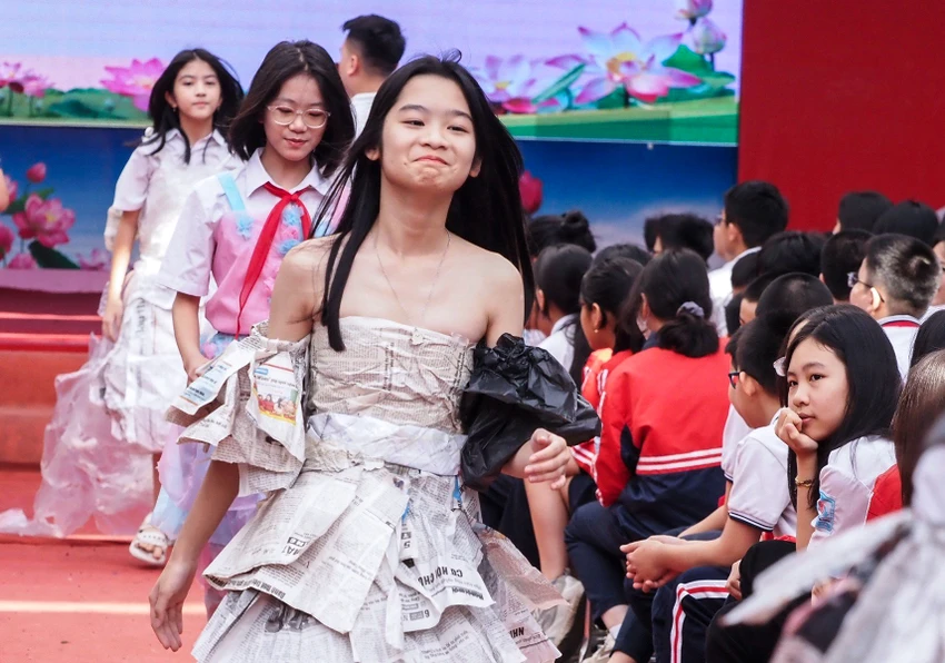 Bộ sưu tập mang tên: "Mong manh như gió" được làm từ giấy báo cũ đã qua sử dụng giúp lan tỏa những thông điệp ý nghĩa về việc bảo vệ môi trường. Bộ sưu tập mang tên: "Mong manh như gió" được làm từ giấy báo cũ đã qua sử dụng giúp lan tỏa những thông điệp ý nghĩa về việc bảo vệ môi trường.