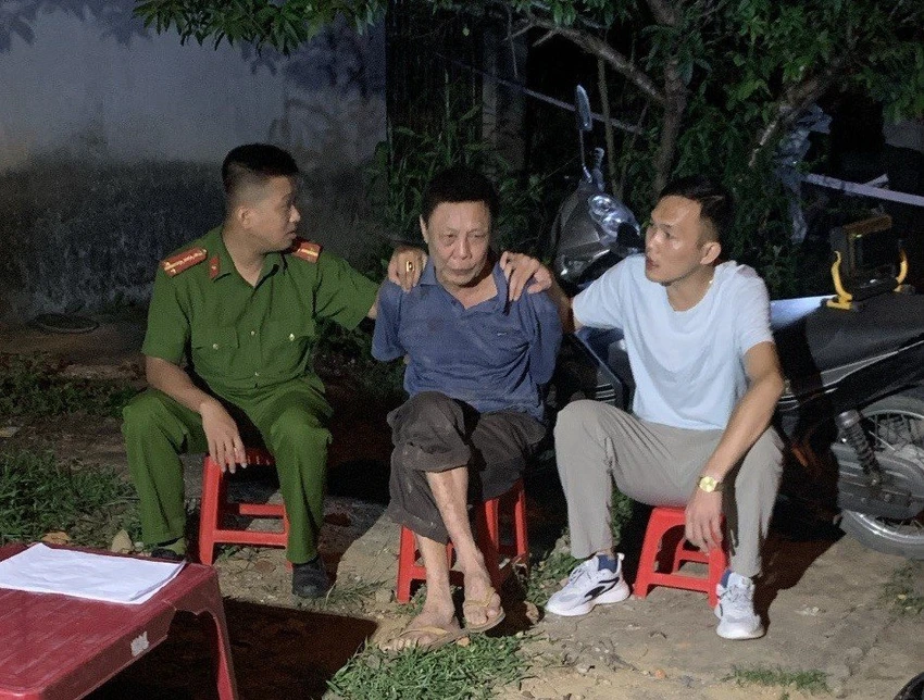 Tài xế Nguyễn Văn Minh (giữa) sau khi gây án vì bị kiểm tra nồng độ cồn. Ảnh: CA Tài xế Nguyễn Văn Minh (giữa) sau khi gây án vì bị kiểm tra nồng độ cồn. Ảnh: CA