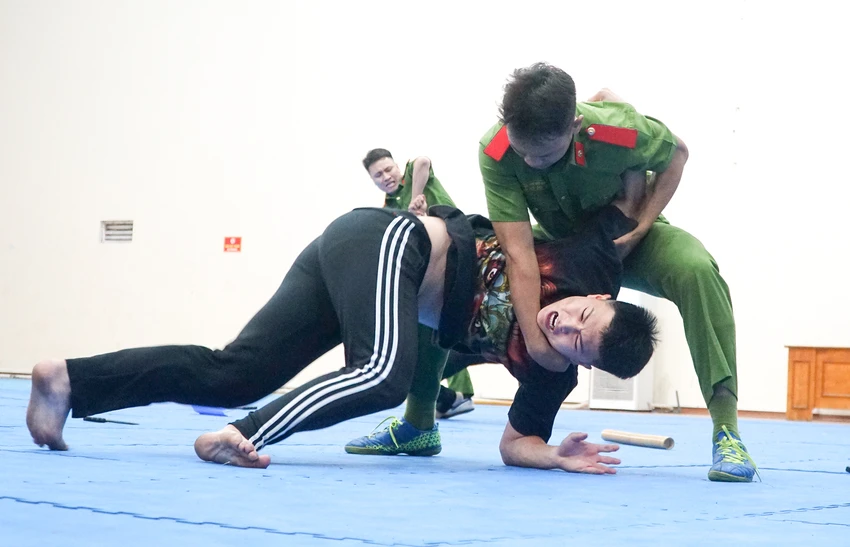 Học viên luôn xác định rõ tầm quan trọng của nội dung này, là học tập tích cực bảo vệ mình, và bảo vệ sự bình an cho Nhân dân, chủ động tấn công tội phạm... Khi học nội dung này, học viên sẽ phải trải qua không ít đớn đau, vất vả để thuần thục các kĩ thuật chiến đấu. Học viên luôn xác định rõ tầm quan trọng của nội dung này, là học tập tích cực bảo vệ mình, và bảo vệ sự bình an cho Nhân dân, chủ động tấn công tội phạm... Khi học nội dung này, học viên sẽ phải trải qua không ít đớn đau, vất vả để thuần thục các kĩ thuật chiến đấu.