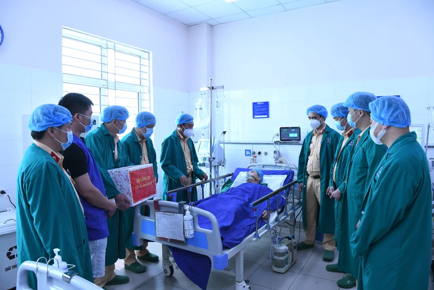 Lãnh đạo Cục CSGT thăm hỏi, động viên Thiếu tá Dương Xuân Kiệm. Ảnh: CA.