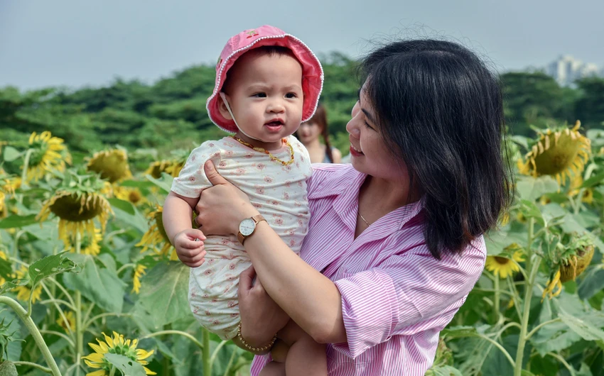 Một bạn nhỏ được phụ huynh dẫn tới đây để chụp ảnh lưu niệm.
