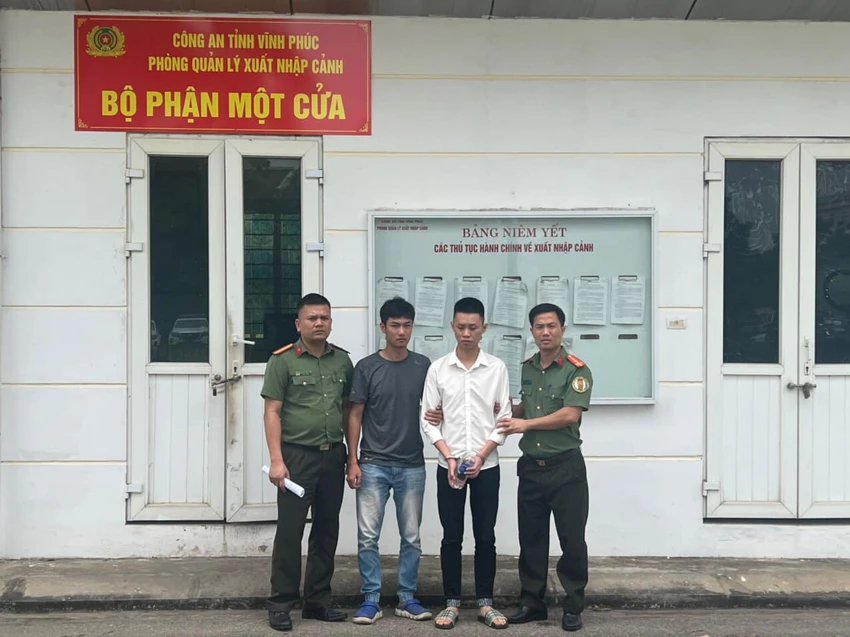 Bị can Bùi Trần Hưng (mặc áo trắng, thứ 2 từ tay phải sang). Ảnh: CA
