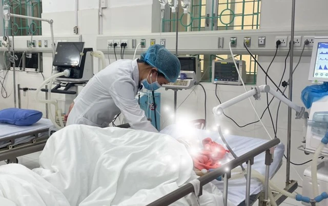 Sau khi cấp cứu, bệnh nhân S đã qua cơn nguy kịch, các vết thương đang hồi phục tốt và được tiếp tục điều trị tại Bệnh viện Đa khoa tỉnh Cao Bằng. Ảnh CTV Sau khi cấp cứu, bệnh nhân S đã qua cơn nguy kịch, các vết thương đang hồi phục tốt và được tiếp tục điều trị tại Bệnh viện Đa khoa tỉnh Cao Bằng. Ảnh CTV
